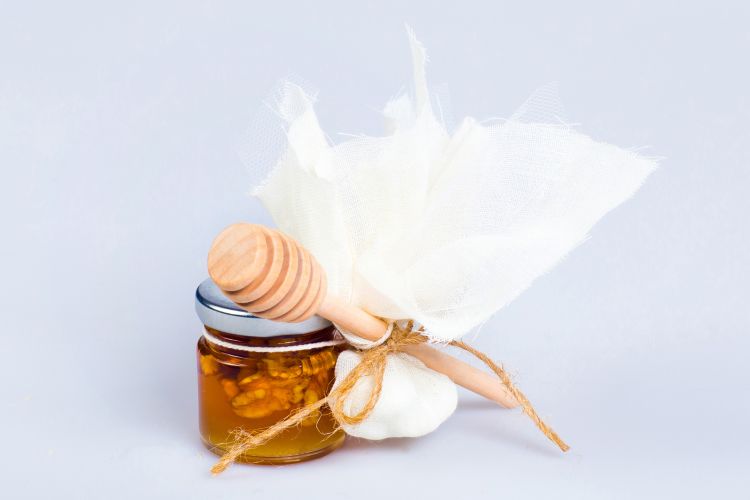 Η Μαγεία της Μέλισσας στη Μπομπονιέρα σας